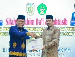 Rektor UIN Ar-Raniry Anugerahi Penghargaan  Aminullah Pemimpin Peduli Penegakan Syariat