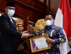 Wali Kota Banda Aceh Terima Anugerah Prof A Majid Ibrahim ke-VIII