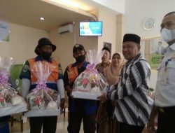 Wakil Wali Kota Serahkan Bantuan Sembako Bagi Pekerja di Banda Aceh