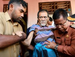 Wali Kota Serahkan Bantuan Kursi Roda Kepada Warga Alue Naga