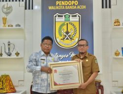 Aminullah Terima Penghargaan dari Gubernur Aceh Atas Penyaluran Dana Desa Tercepat