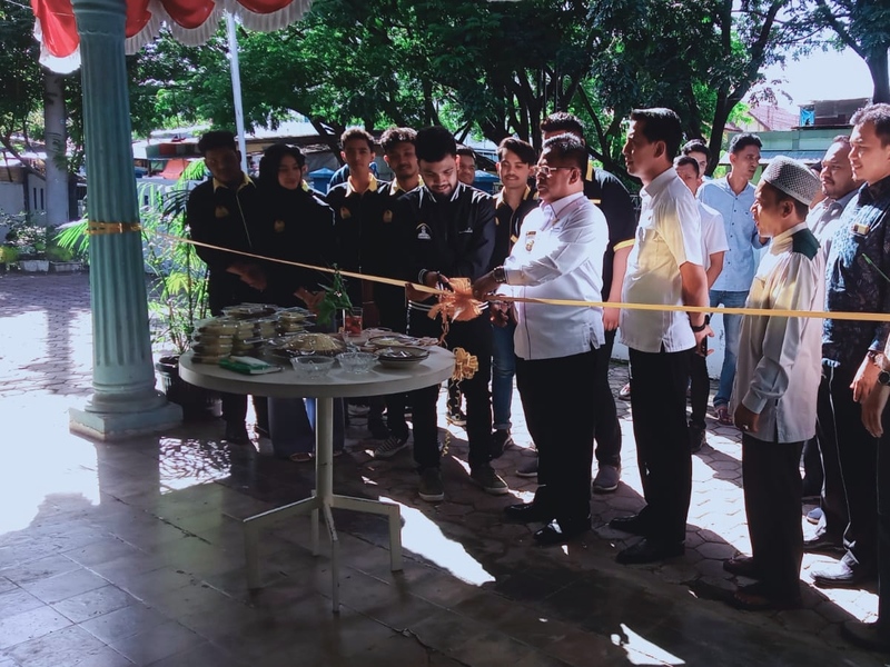 Aminullah Usman saat menjabat Wali Kota Banda Aceh, meresmikan Sekretariat Ikatan Mahasiswa Kota Banda Aceh (IKAMBA), di Kawasan Gampong Beurawe, Banda Aceh (Rabu, 6 Juli 2022).