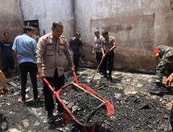 TNI – Polri Bantu Masyarakat Bersihkan Puing – Puing Sisa Kebakaran Kantor Keuchik Lampaloh