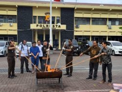 Satresnarkoba Polresta Banda Aceh Musnahkan Barang Bukti Ganja Kering