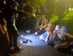 Muspika Meuraxa Bersama Satpol PP dan WH Amankan 11 Wanita Beserta Botol Miras di Ulee Lheue