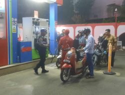 Sejumlah SPBU di Banda Aceh Dikawal Ketat Oleh Polisi