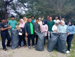 Pemuda Ka’bah Bersihkan Pantai Riting Leupung