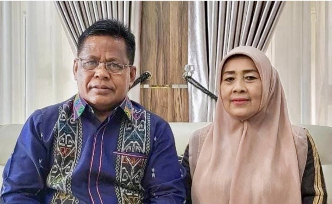 H. Aminullah Usman, SE. Ak, MM bersama Istri Hj Nurmiaty AR