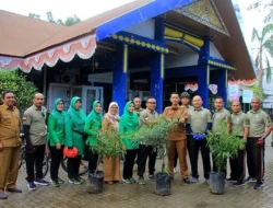 Dandim 0101/KBA Bagikan Bibit Tanaman Cabai