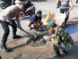 Gerak Cepat, Kapolsek Ulee Kareng Tambal Jalan Berlubang