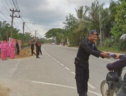 Personel Brimob dan Bhayangkari Bagi Takjil Gratis kepada Pengendara