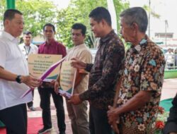 Achmad Marzuki Serahkan Bantuan CSR Bank Aceh untuk Pelaku Usaha