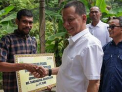 Achmad Marzuki Serahkan Bantuan Pakan Kepada Kelompok Tani Ayam Petelur