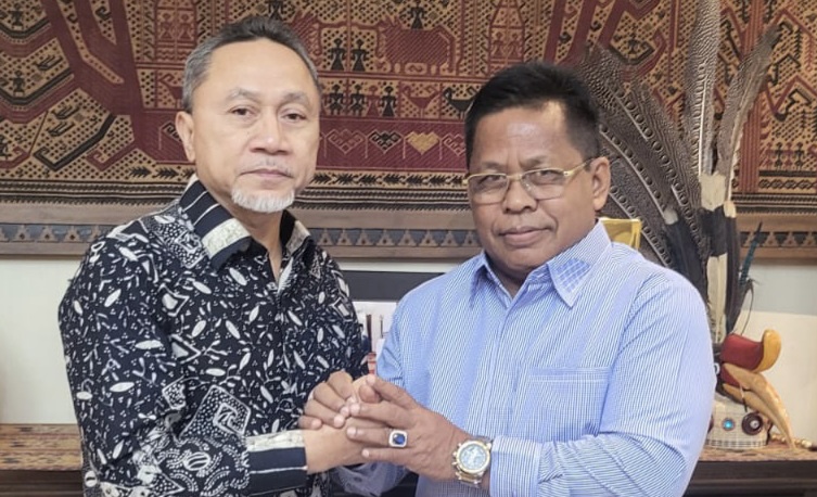 Ketua DPD Partai Amanat Nasional (PAN) Banda Aceh, H Aminullah Usman, SE Ak MM bersalam komando dengan Ketua Umum DPP PAN, Dr H Zulkifli Hasan SE MM, Minggu, 7 Mei 2023 di Jakarta.