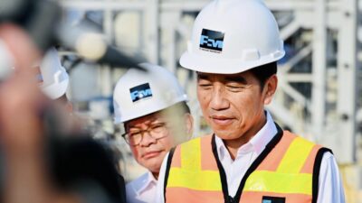 Presiden Jokowi usai meninjaua proyek pembangunan pabrik smelter PT Freeport Indonesia, di Kabupaten Gresik, Jawa Timur, Selasa (20/06/2023). (Foto: BPMI Setpres/Lalily Rachev)