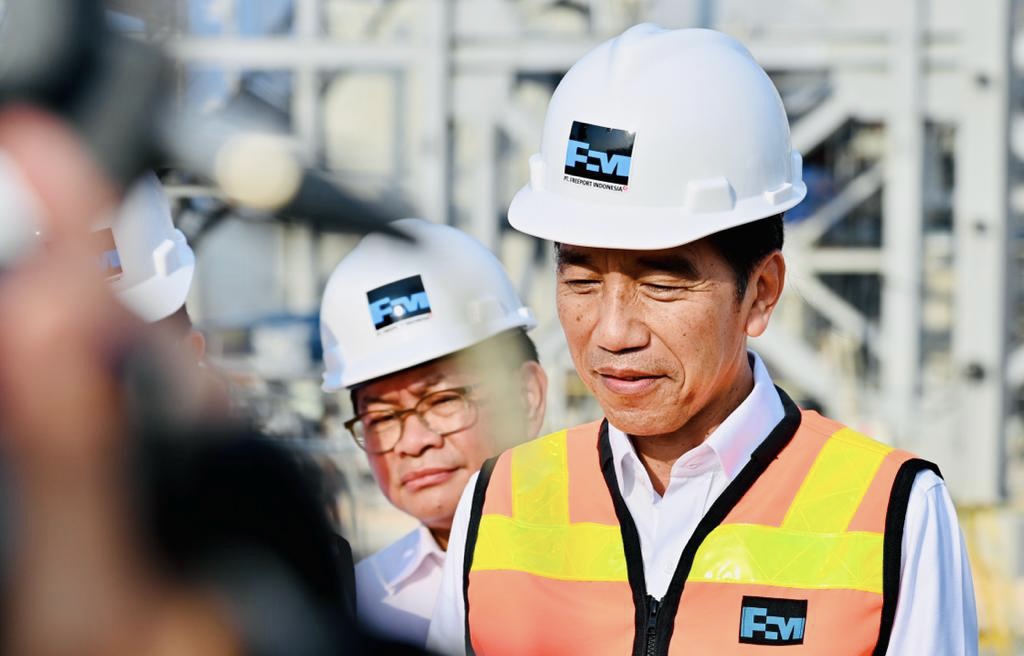Presiden Jokowi usai meninjaua proyek pembangunan pabrik smelter PT Freeport Indonesia, di Kabupaten Gresik, Jawa Timur, Selasa (20/06/2023). (Foto: BPMI Setpres/Lalily Rachev)