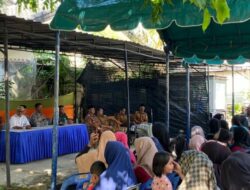 Samsul Bahri Bagikan Ikan Segar Kepada Warga Peuniti