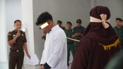 Terbukti Berikhtilat Sepasang Muda Mudi Dihukum Cambuk