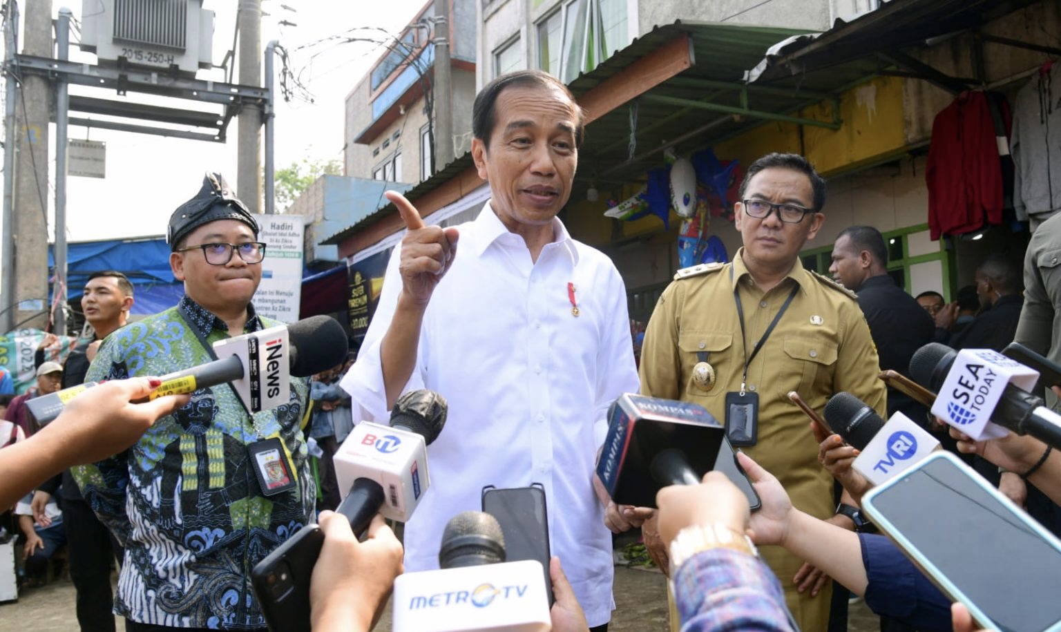 Presiden Jokowi memberikan keterangan pers usai meninjau Pasar Parungpung, Bogor, Jabar, Rabu (21/06/2023). (Foto: BPMI Setpres)
