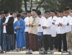 Pj Gubernur Bersama Ribuan Jamaah Shalat Ied di Blang Padang