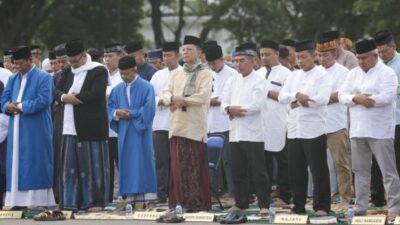 Pj Gubernur Bersama Ribuan Jamaah Shalat Ied di Blang Padang