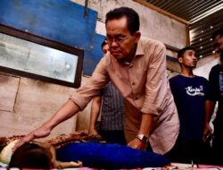 Amiruddin Serahkan Bantuan untuk 3 Warganya yang Sakit di Lamdingin