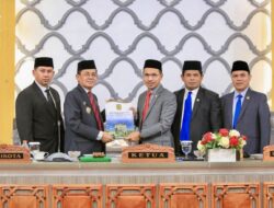 Pj Wali Kota Amiruddin Serahkan RKUA-PPAS 2024 kepada Legislatif