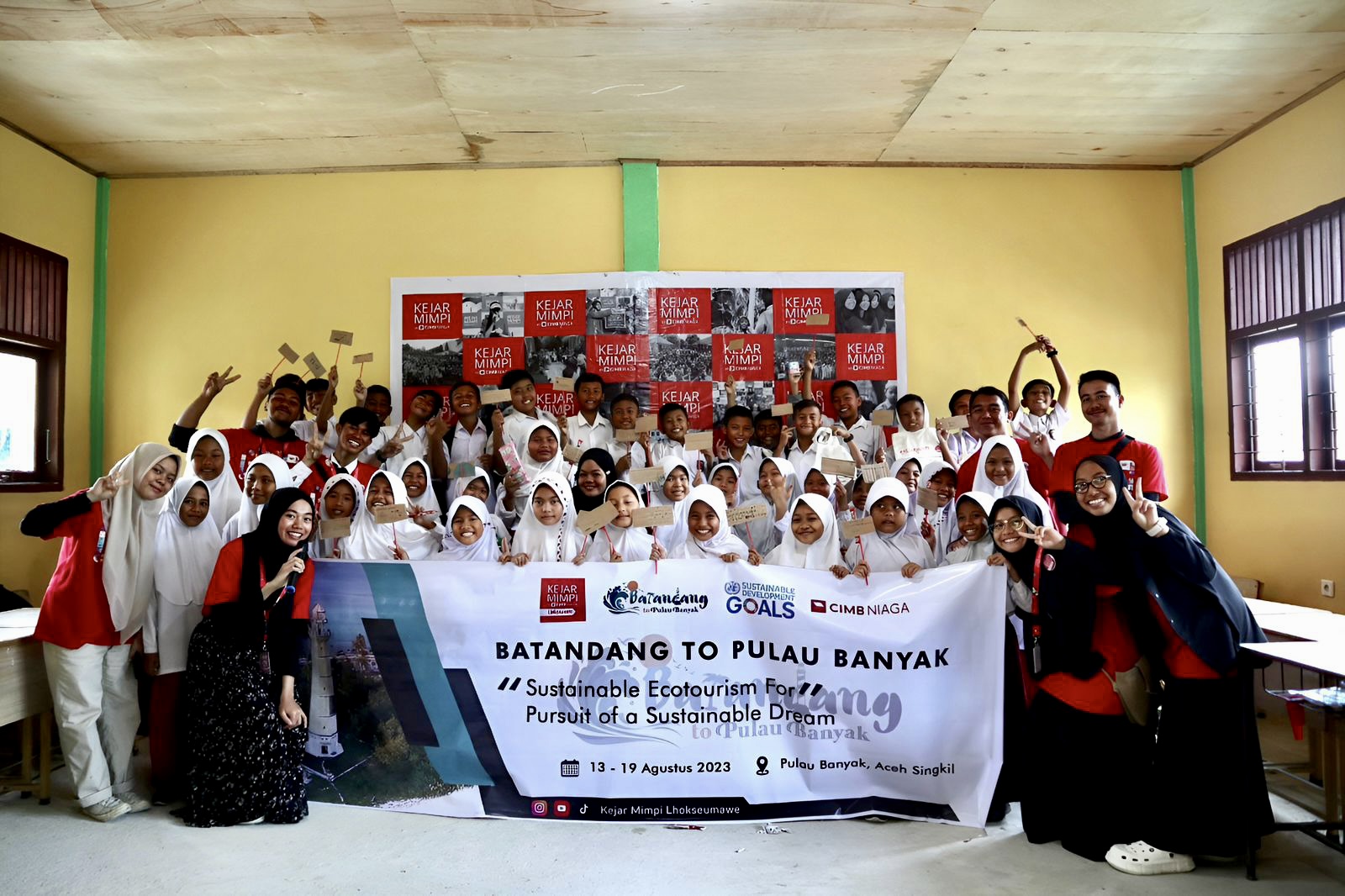 Foto bersama murid SDN 1 Pulau Baguk