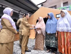 Pj Wali Kota Serahkan Dokumen Adminduk untuk Korban Kebakaran Lueng Bata