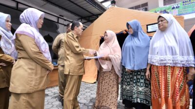 Pj Wali Kota Serahkan Dokumen Adminduk untuk Korban Kebakaran Lueng Bata