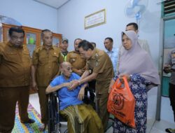 Pj Wali Kota Amiruddin Serahkan Bantuan Kursi Roda untuk Warga Lhong Cut