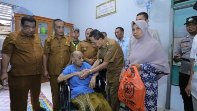 Pj Wali Kota Amiruddin Serahkan Bantuan Kursi Roda untuk Warga Lhong Cut