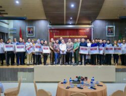 Pj Wali Kota Banda Aceh Serahkan Penghargaan bagi 30 Wajib Pajak