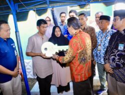 Amiruddin Serahkan Bantuan Rumah Duafa Bagi Warga Lampoh Daya