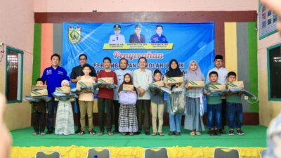 Pj Wali Kota Amiruddin Serahkan Perlengkapan Sekolah untuk 105 Anak Yatim