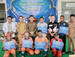 Amiruddin Serahkan Reward Piala Adipura kepada Pasukan Oranye