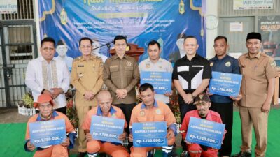 Amiruddin Serahkan Reward Piala Adipura kepada Pasukan Oranye