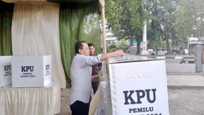 Pj Wali Kota Amiruddin Salurkan Hak Suara di TPS Kampung Baru