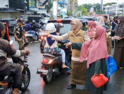 Peringati HUT ke 74, Satpol PP dan WH Banda Aceh Bagi-bagi Takjil