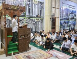 Awali Safari Ramadan, Pj Wali Kota Amiruddin Tarawih Bersama Warga Gampong Seutui