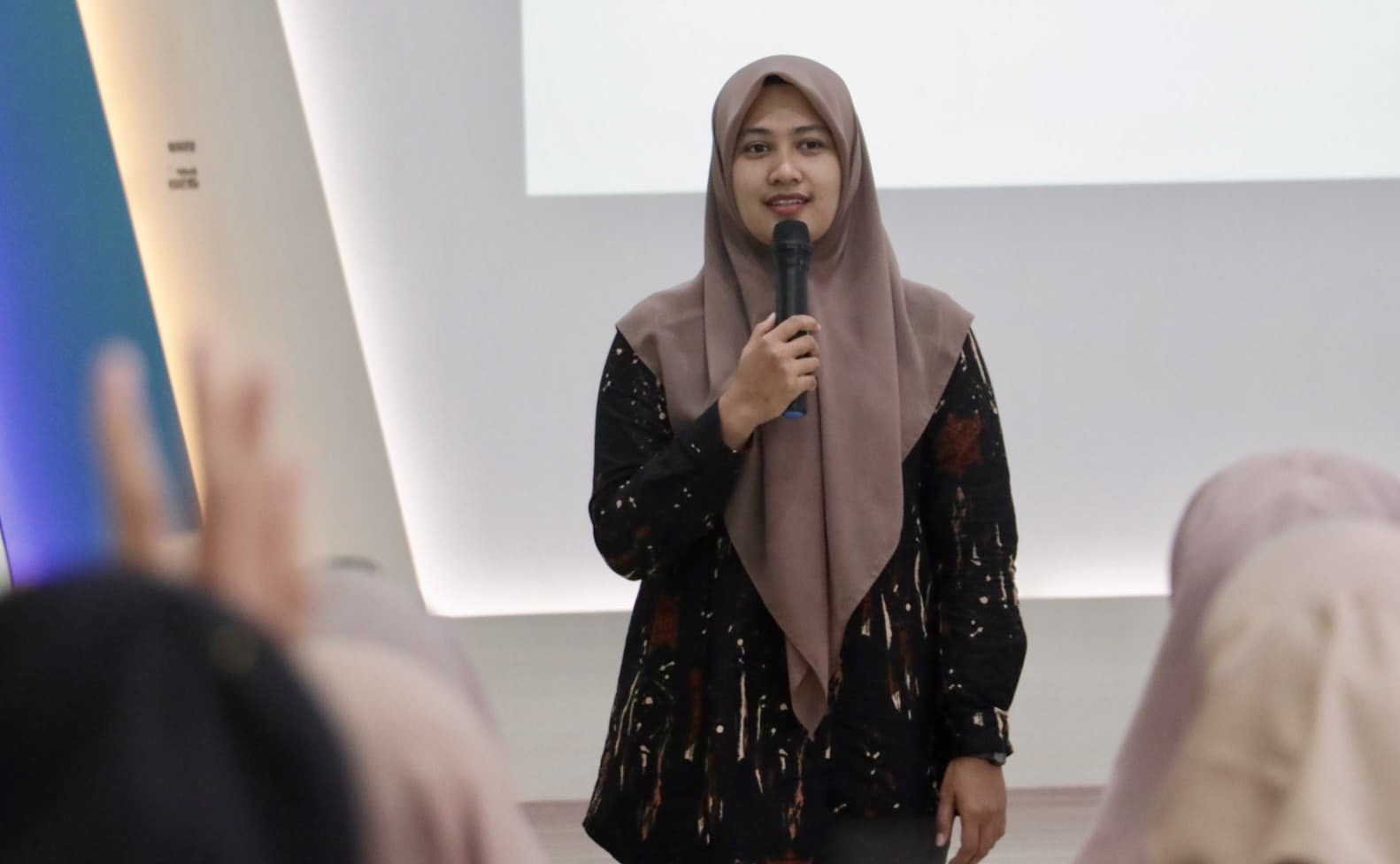 Ketua Yayasan Aceh Bergerak, Eva Hazmaini