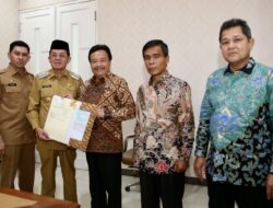 Amiruddin Terima Sertifikat Aset Tanah Pemko dari Staf Ahli Menteri ATR/Kepala BPN