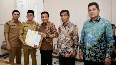 Amiruddin Terima Sertifikat Aset Tanah Pemko dari Staf Ahli Menteri ATR/Kepala BPN