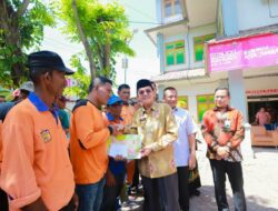 Pj Wali Kota Amiruddin Serahkan Zakat untuk 603 Petugas Kebersihan