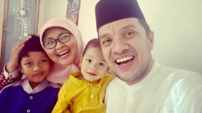 Kepala Dinas Pemuda dan Olahraga Kota Banda Aceh, Reza Kamilin, SSTP bersama istri Febi Mutia dan dua putranya.
