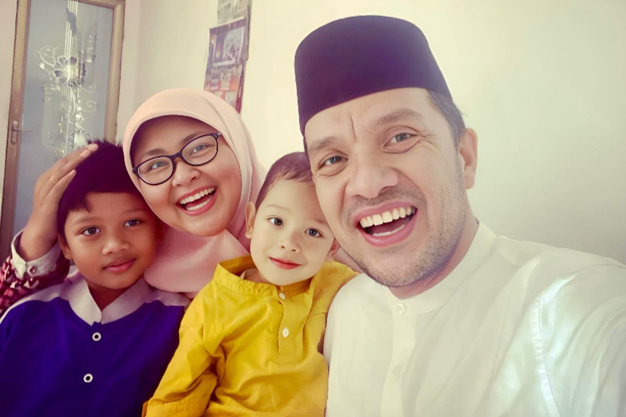 Kepala Dinas Pemuda dan Olahraga Kota Banda Aceh, Reza Kamilin, SSTP bersama istri Febi Mutia dan dua putranya.