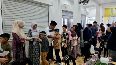 Aminullah Usman Berbagi Bersama Anak Yatim dan Tuna Netra di Hari Asyura