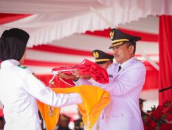 Ade Surya Memimpin Upacara Penurunan Bendera HUT Kemerdekaan RI ke-79