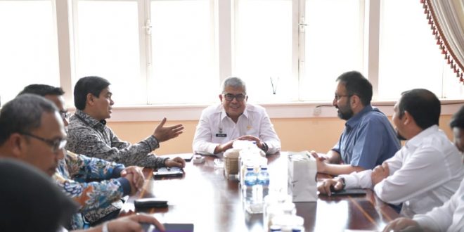 Pj. Gubernur Aceh, Bustami, SE, M. Si, didampingi Kepala SKPA/Biro terkait, saat menerima Delegasi dari Uni Emirate Arab (UEA), Dr. Sultan Faisal Al-Remeithi, yang didampingi Rektor UIN Ar-Raniry, Prof. Dr. H. Mujiburrahman, M.Ag, beserta rombongan di Meuligoe Gubernur Aceh, Banda Aceh, Selasa, (20/8/2024).