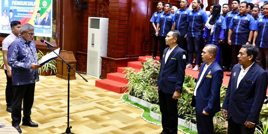 Pj. Gubernur Aceh, Bustami, SE, M.Si, saat mengukuhkan Pengurus Karang Taruna Aceh Masa Bhakti 2024-2029 di Anjong Mon Mata, Banda Aceh, Selasa, (20/8/2024).